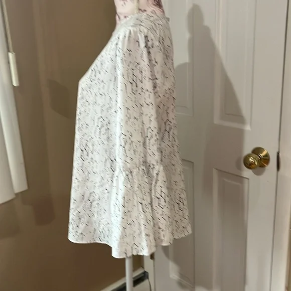 Apt 9 blouse lightweight new no tags - Picture 3 of 4